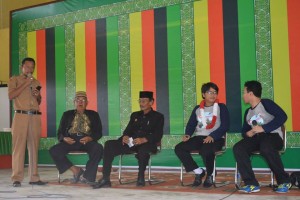Para Narasumber Diskusi Tentang Adat Aceh khususnya Sejarahnya dan Mengenai Tradisi Peuseujuk. (Foto: Tim Aceh Timur)