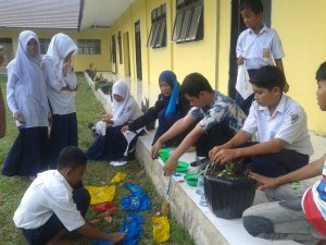 Mas Dwi Saat Berkotor-kotor Mengajari Cara Membatik Bagi siswa/i SMPN 2 Peureulak Timur. (Foto: Henny Guru SM3T)