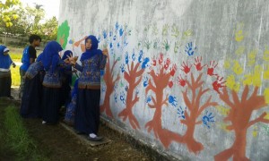 Anak-Anak SLB Cahaya Pose Gembira Sesaat Mural Mereka Jadi, Programnya Mbak Sylvie. (Foto: Koleksi Sylvie)