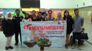 Tim #MenyapaNegeriku Aceh Timur Berfoto Bersama Guru SM3T Yang Menjemput Kami di Bandara Kualanamu, Medan (1/12/2015).