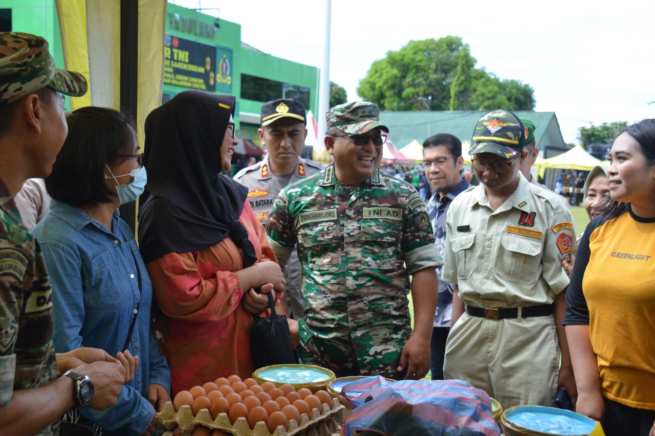 Korem 132/Tdl bekerja sama dengan Dinas Perindustrian dan Perdagangan (Disperindag) Provinsi Sulawesi Tengah mengadakan pasar murah di Halaman Makorem 132/Tdl, Kota Palu, pada Selasa (2/4/2024).